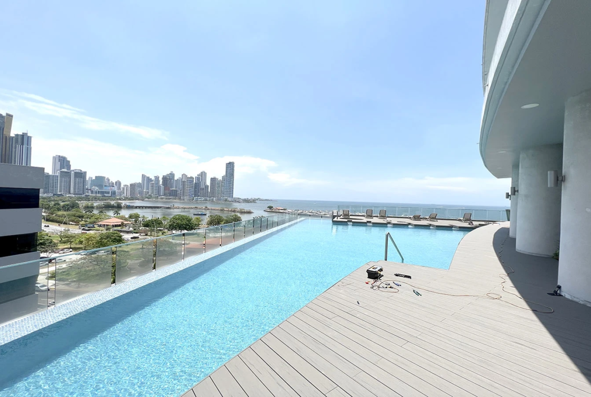 Yacht Club Tower Panama swimming pool