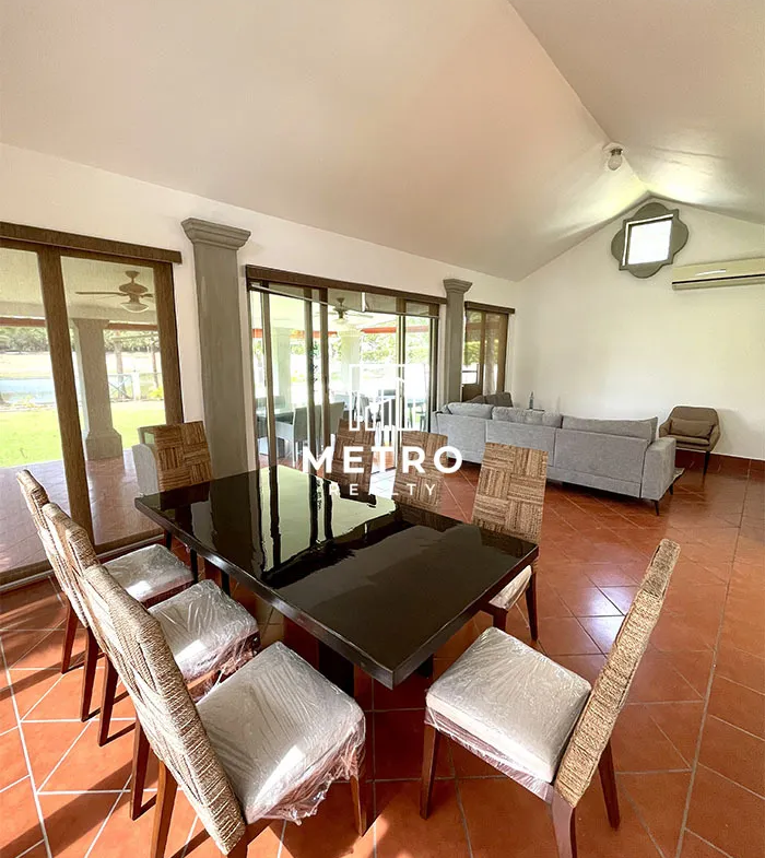 Alquiler de casa en Buenaventura Panama sala de estar