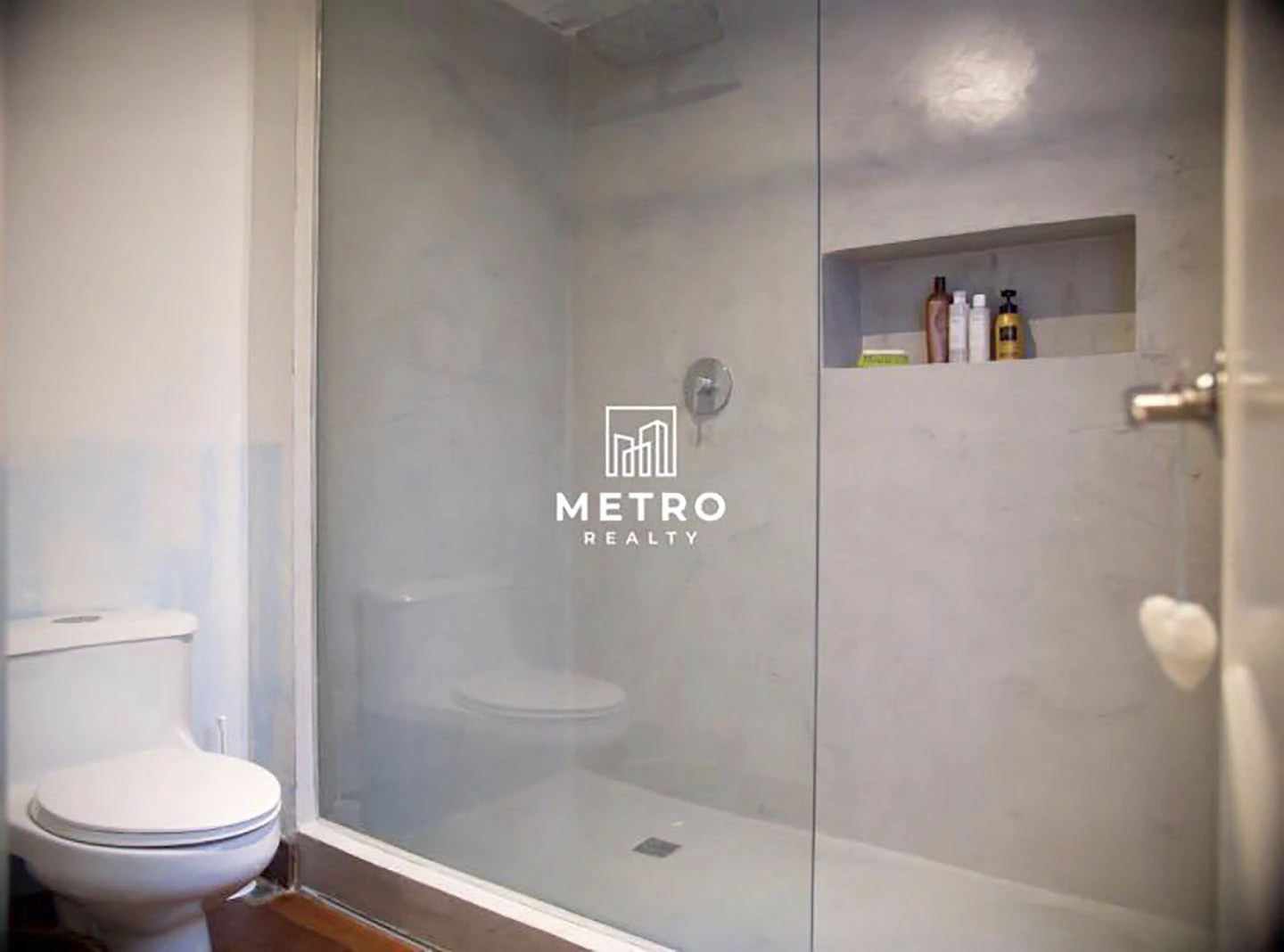 Casco Antiguo Apartment for Sale Jeronimo shower