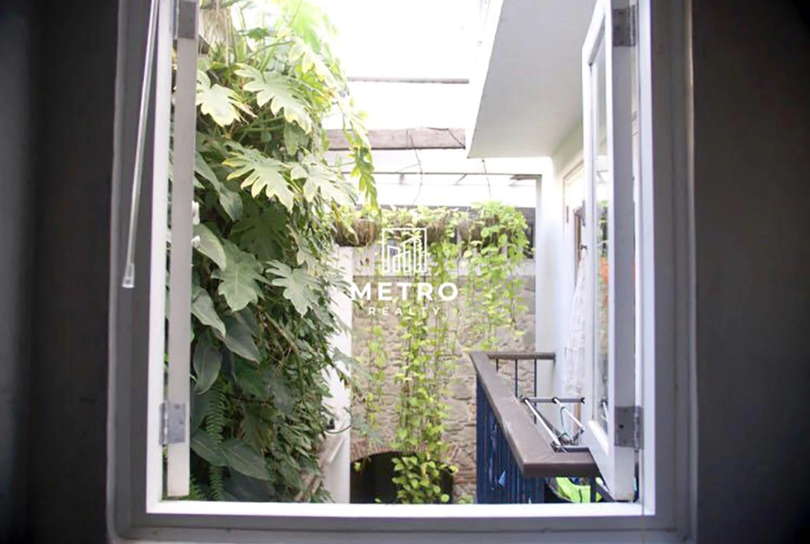 Casco Antiguo Apartment for Sale Jeronimo window
