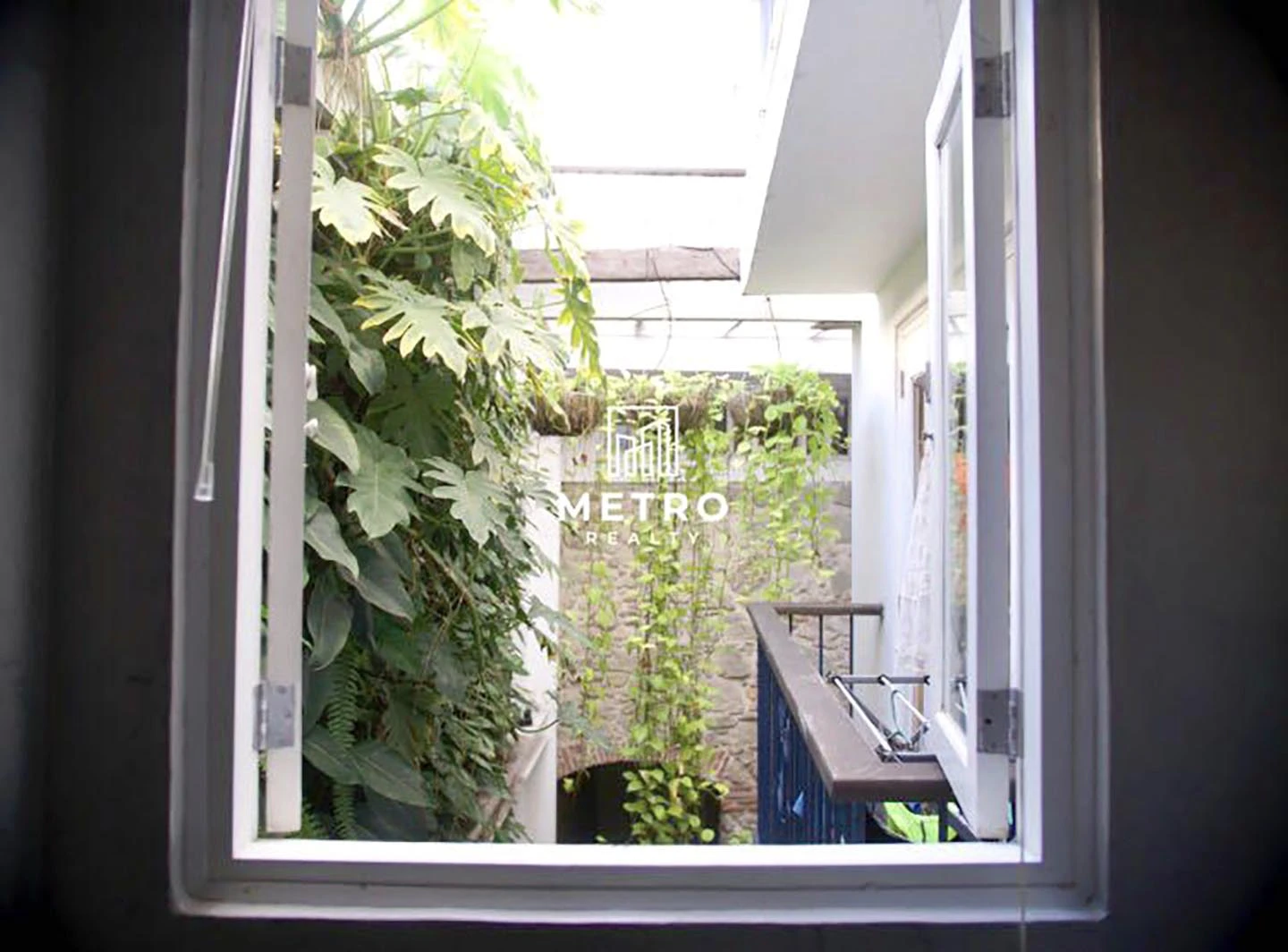 Casco Antiguo Apartment for Sale Jeronimo window