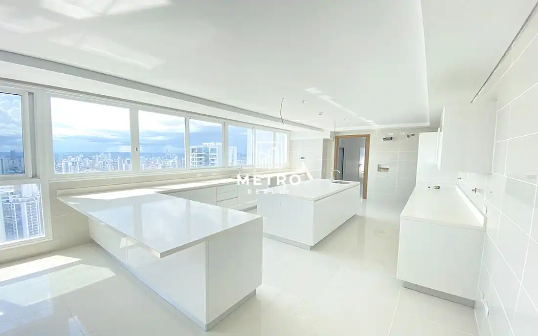 Coco del Mar Panama Windrose Tower kitchen with island and breakfast area 1
