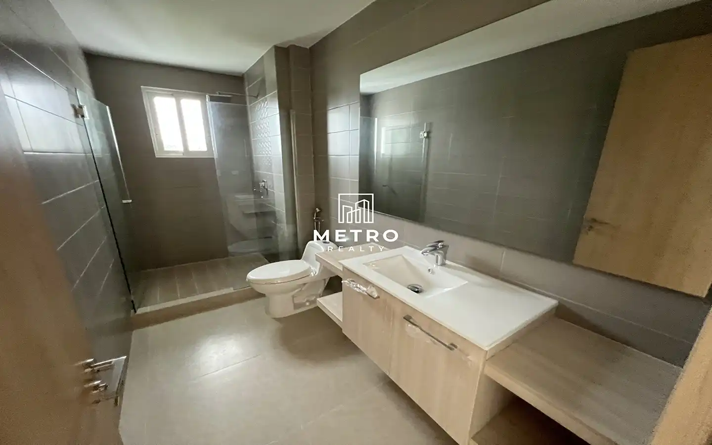 Sherman Apartments in Bijao Beach Resort Panama master bathroom
