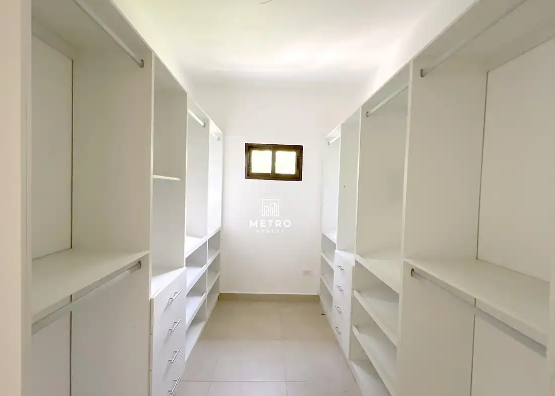 clayton forest panama walking closet