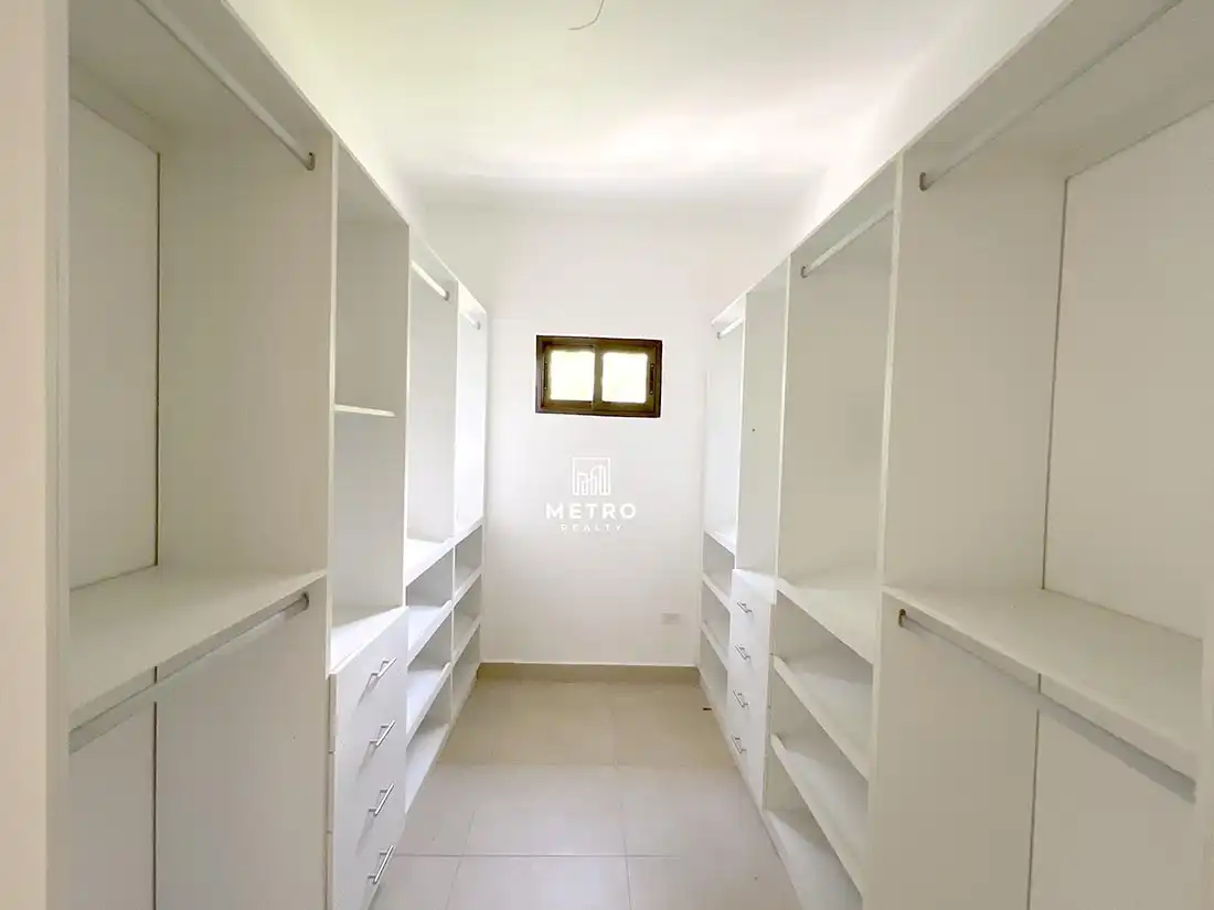 clayton forest panama walking closet