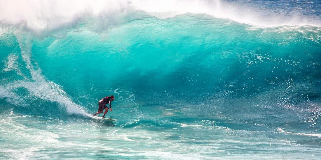 surfer en playa venao panama