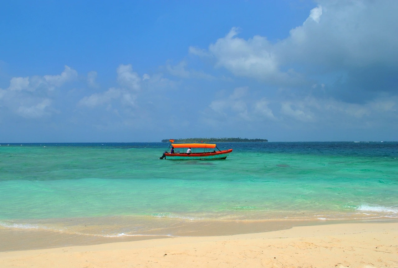 playa venao beach with boat