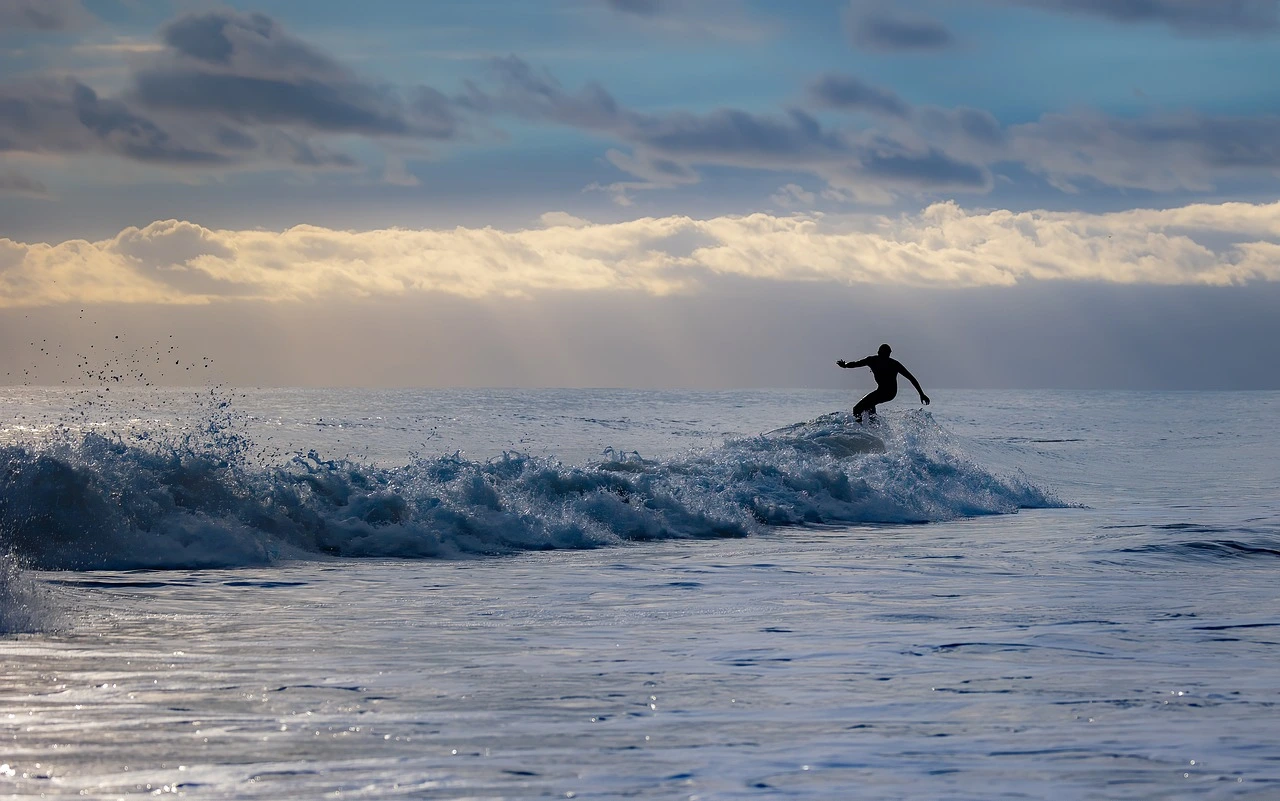 pedasi panama surfing waves with surfer