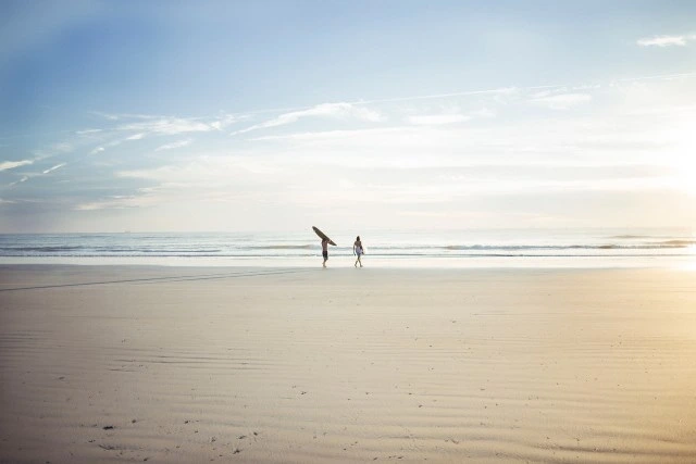 surf in playa venao people walking with surf boards