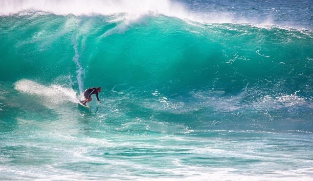 surf in playa venao person surfing large wave