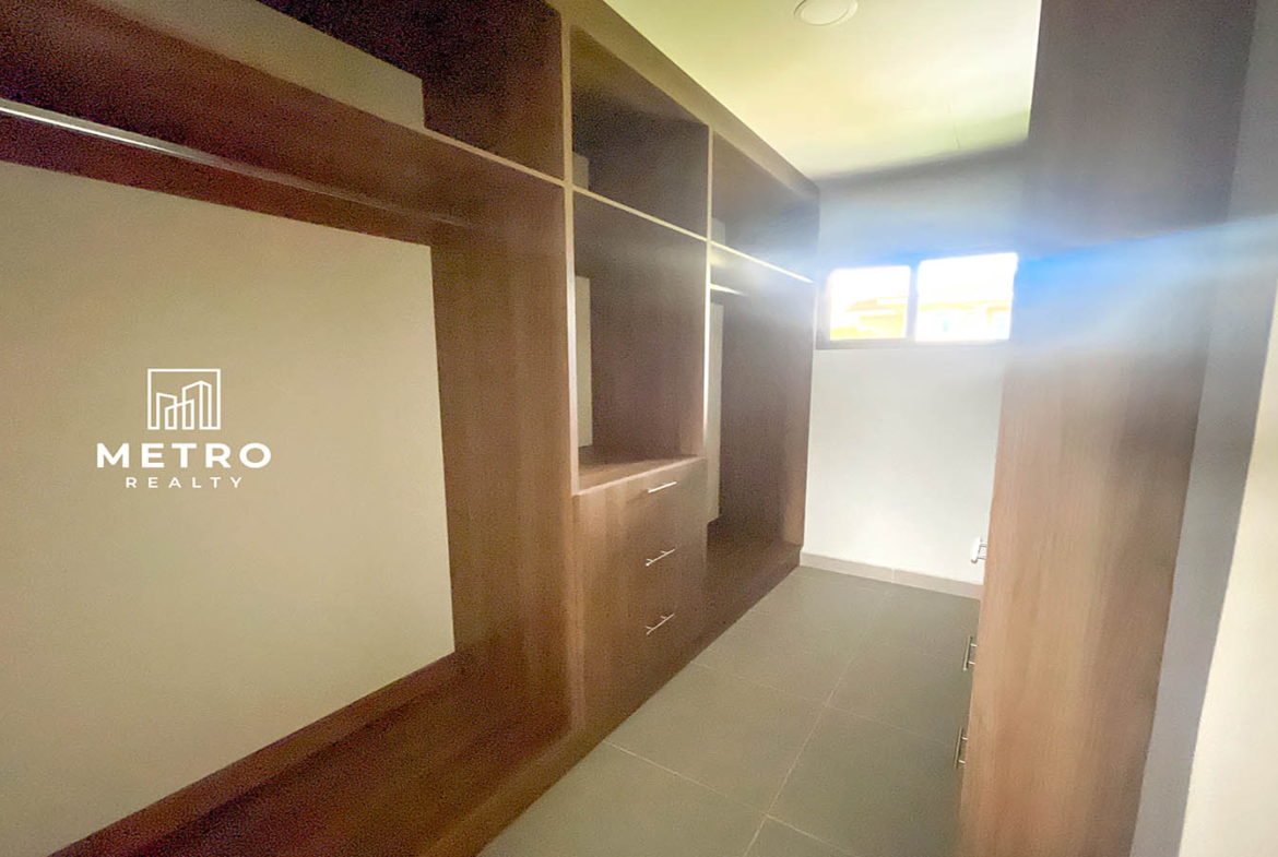 Boquete Canyon village closet