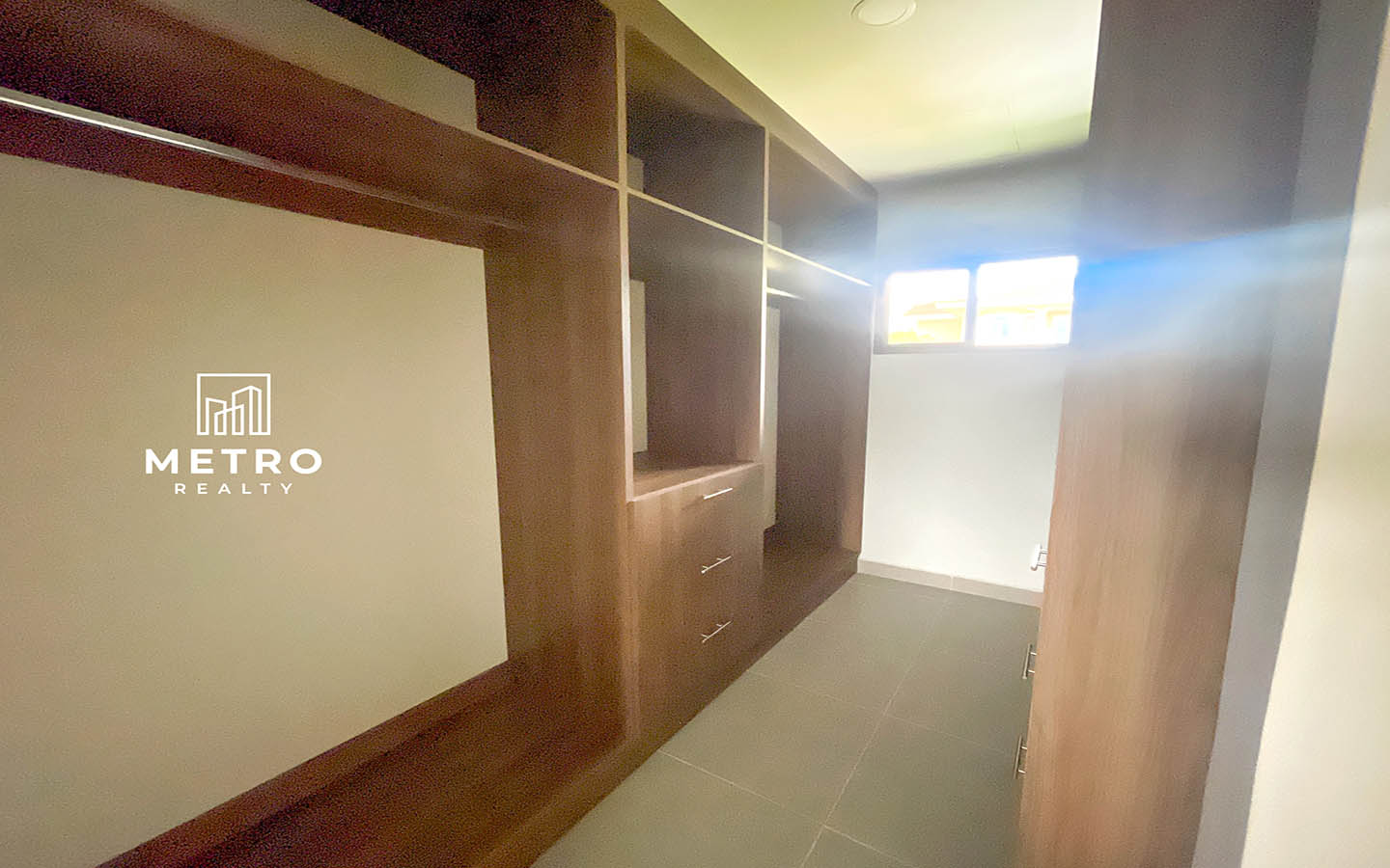 Boquete Canyon village closet