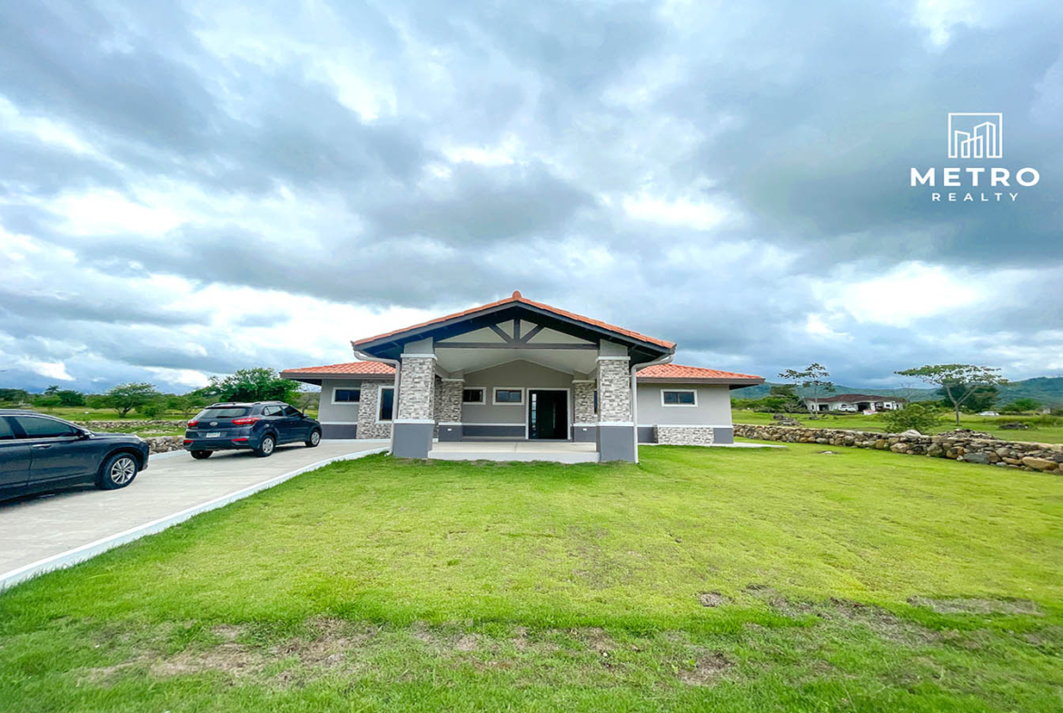 Boquete Canyon village impresive house