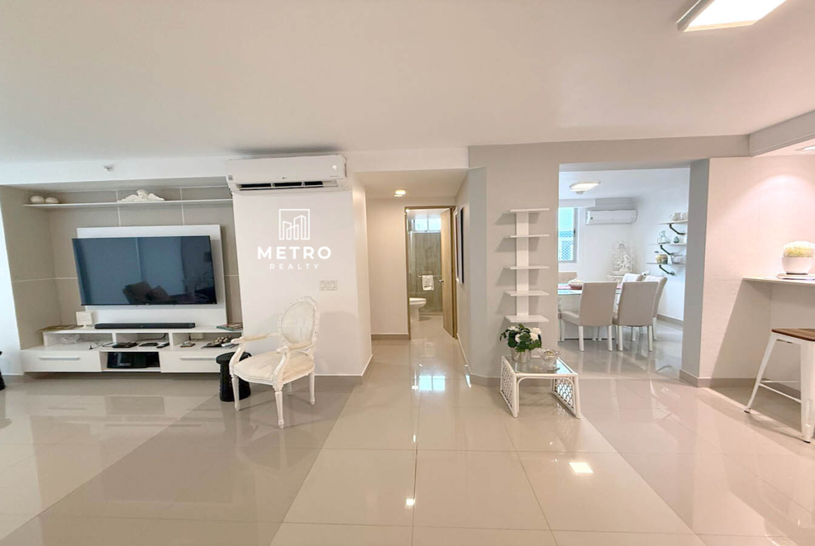 PH Zaphiro Apartment for Sale in Panama living room and kitchen
