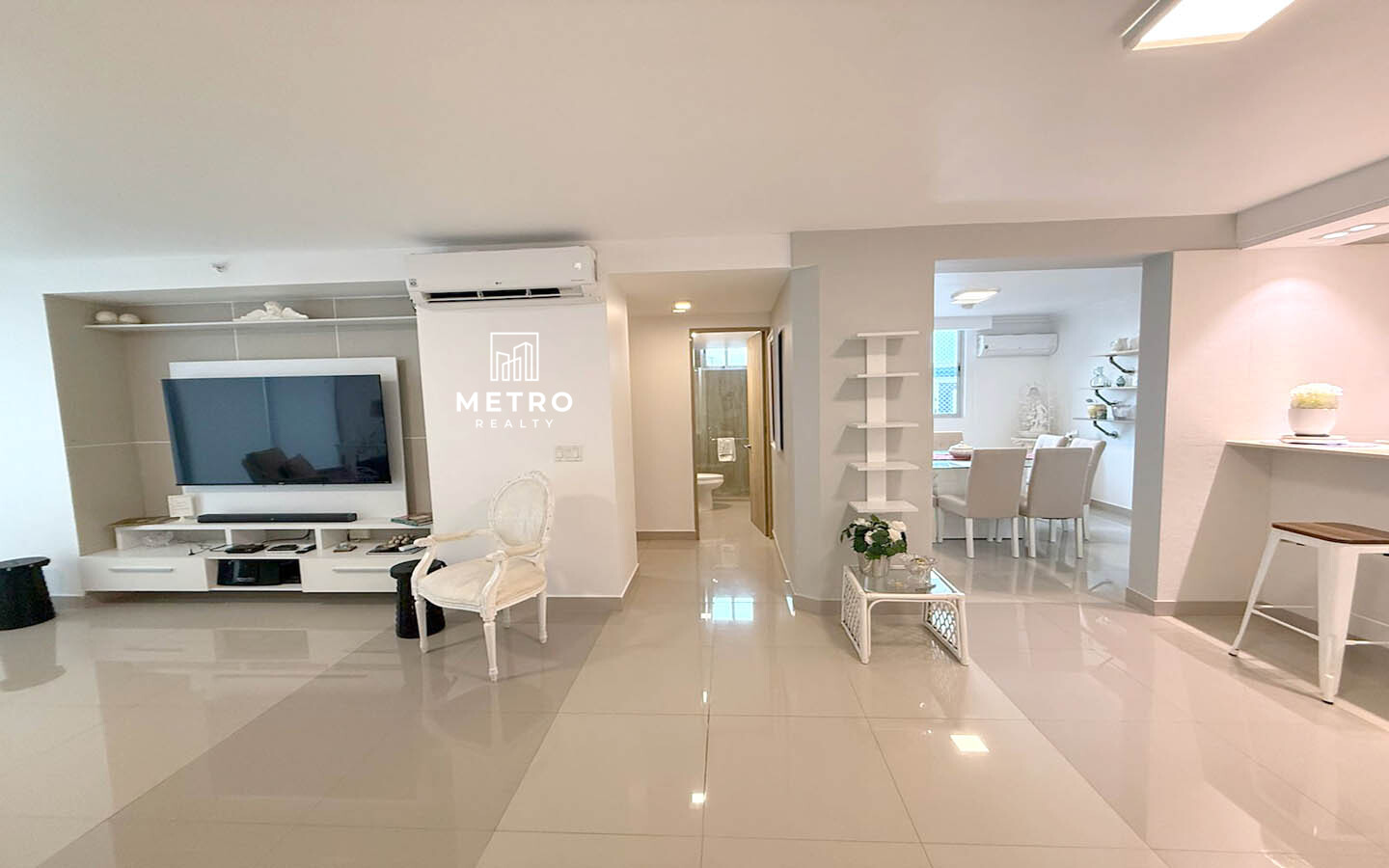 PH Zaphiro Apartment for Sale in Panama living room and kitchen