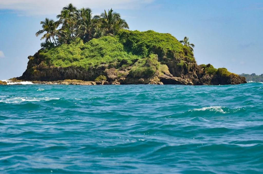 retiring in Panama pros and cons island in Panama