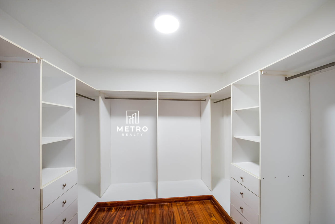 Casco Viejo Real Estate Closet