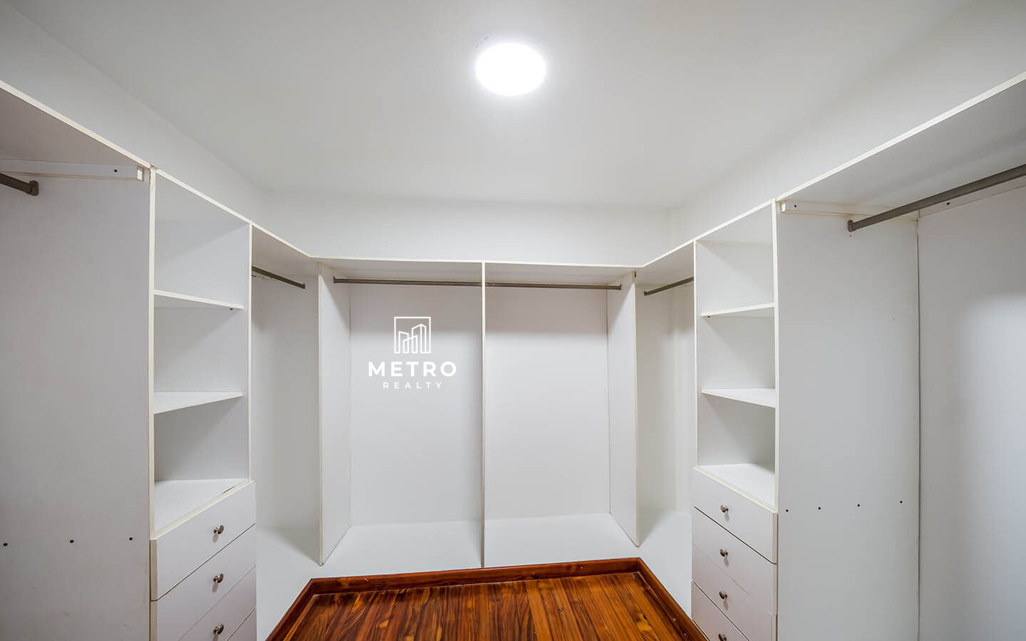 Casco Viejo Real Estate Closet