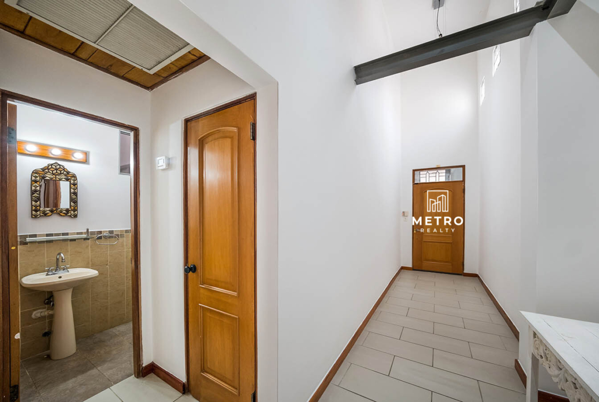 Casco Viejo Real Estate Hall and bathroom