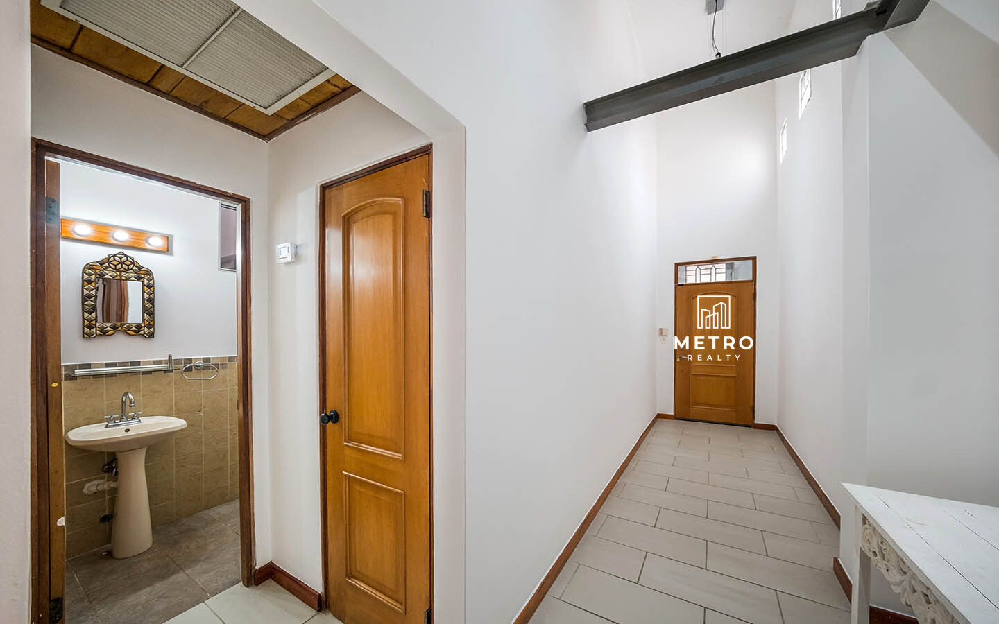 Casco Viejo Real Estate Hall and bathroom