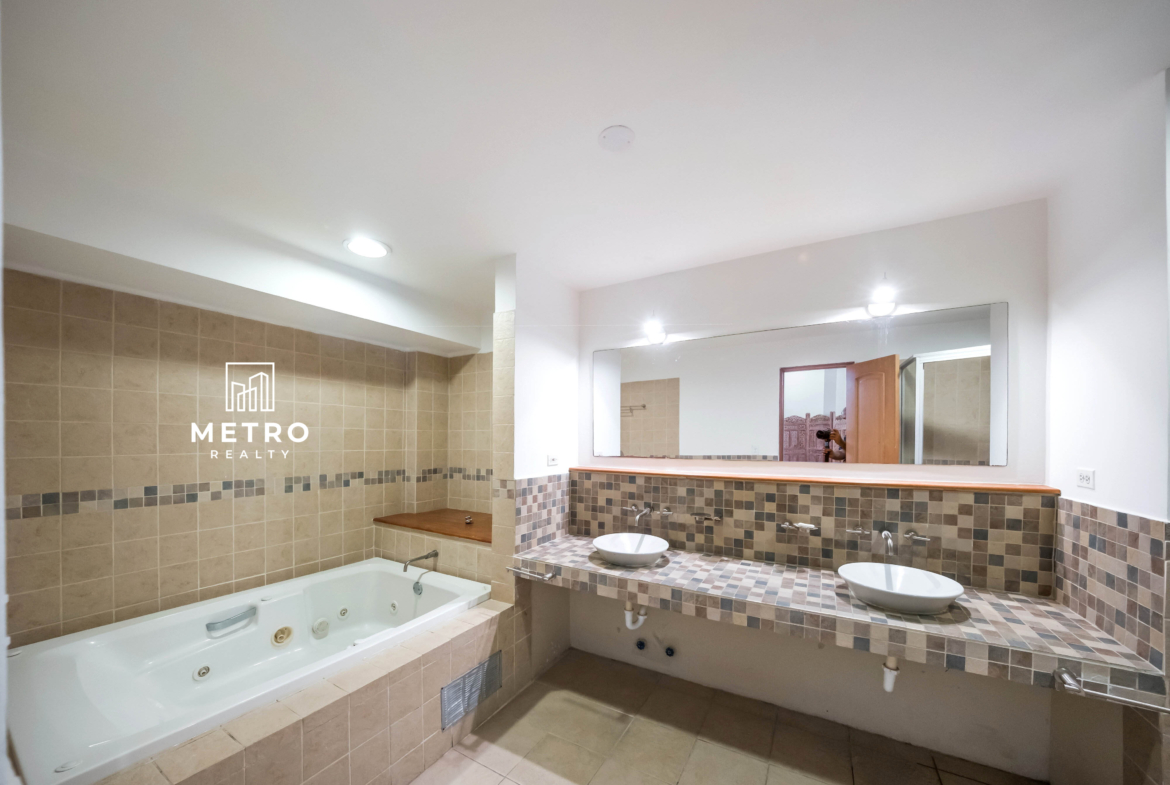 Casco Viejo Real Estate Modern Bathroom