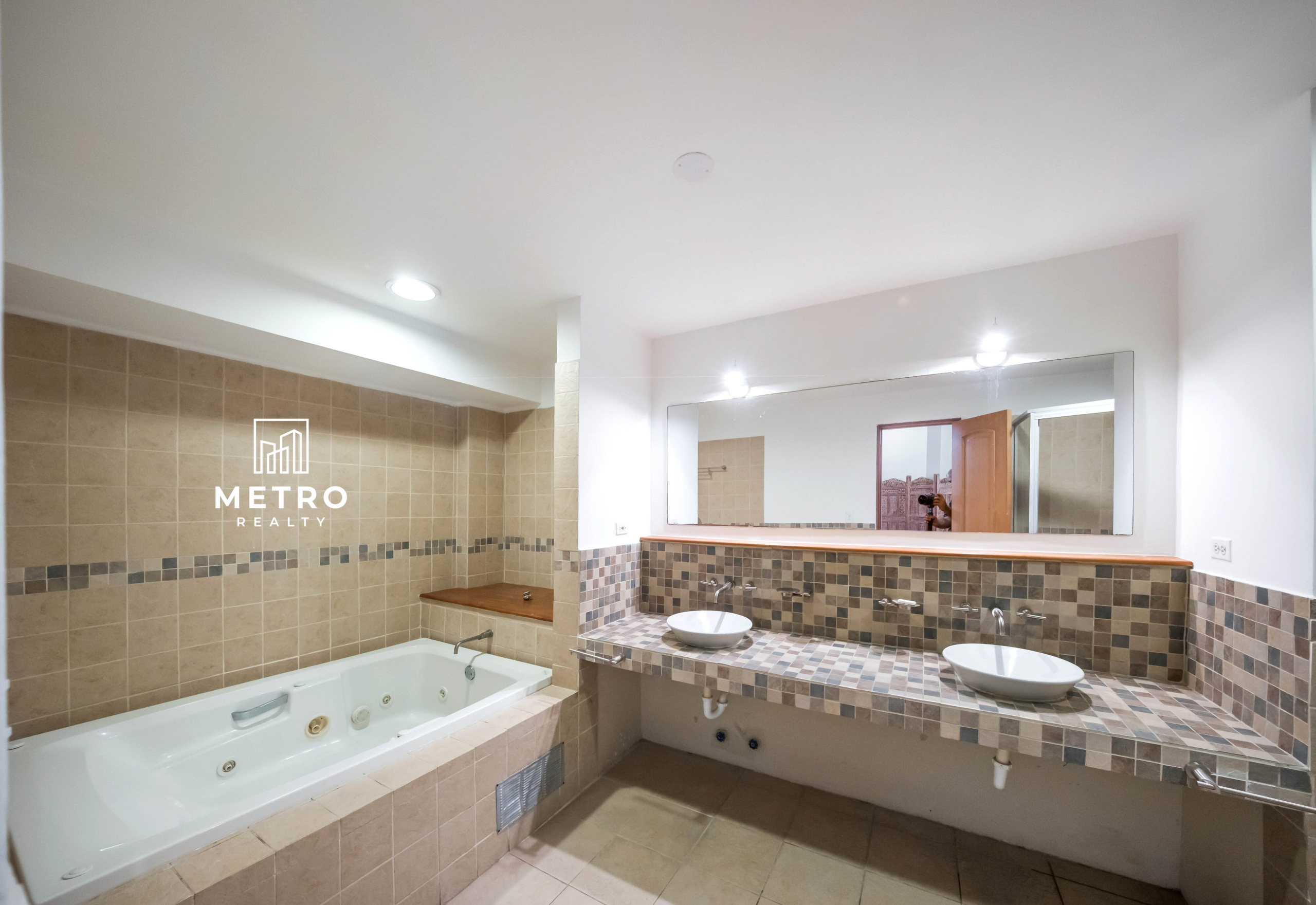 Casco Viejo Real Estate Modern Bathroom