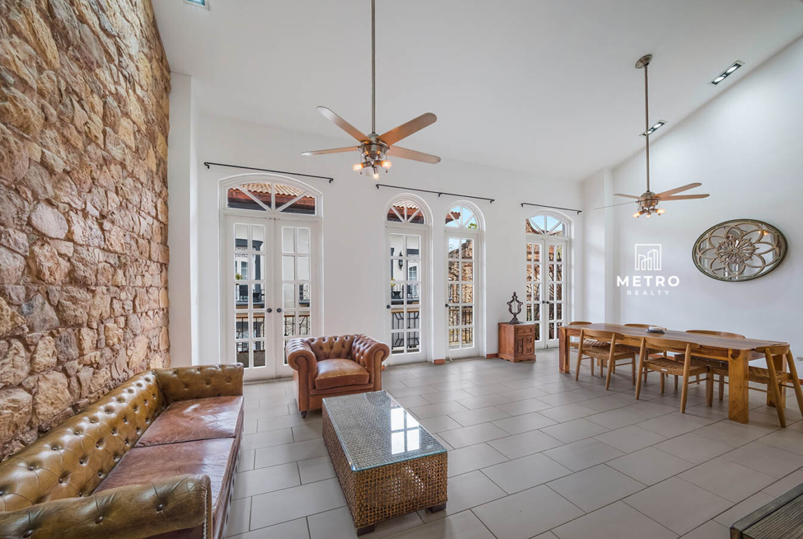 Casco Viejo Real Estate Perfect Living room and Dining
