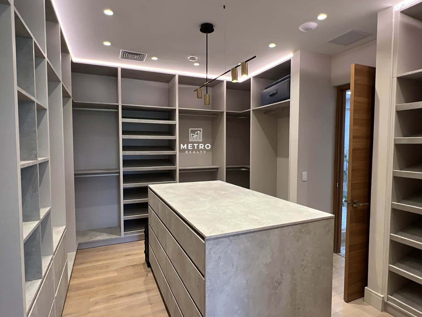 Houses for Sale in the Country of Panama Closet