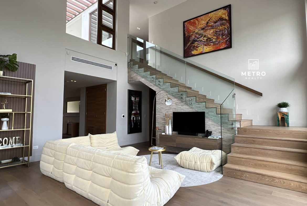 Houses for Sale in the Country of Panama Living room and stairs