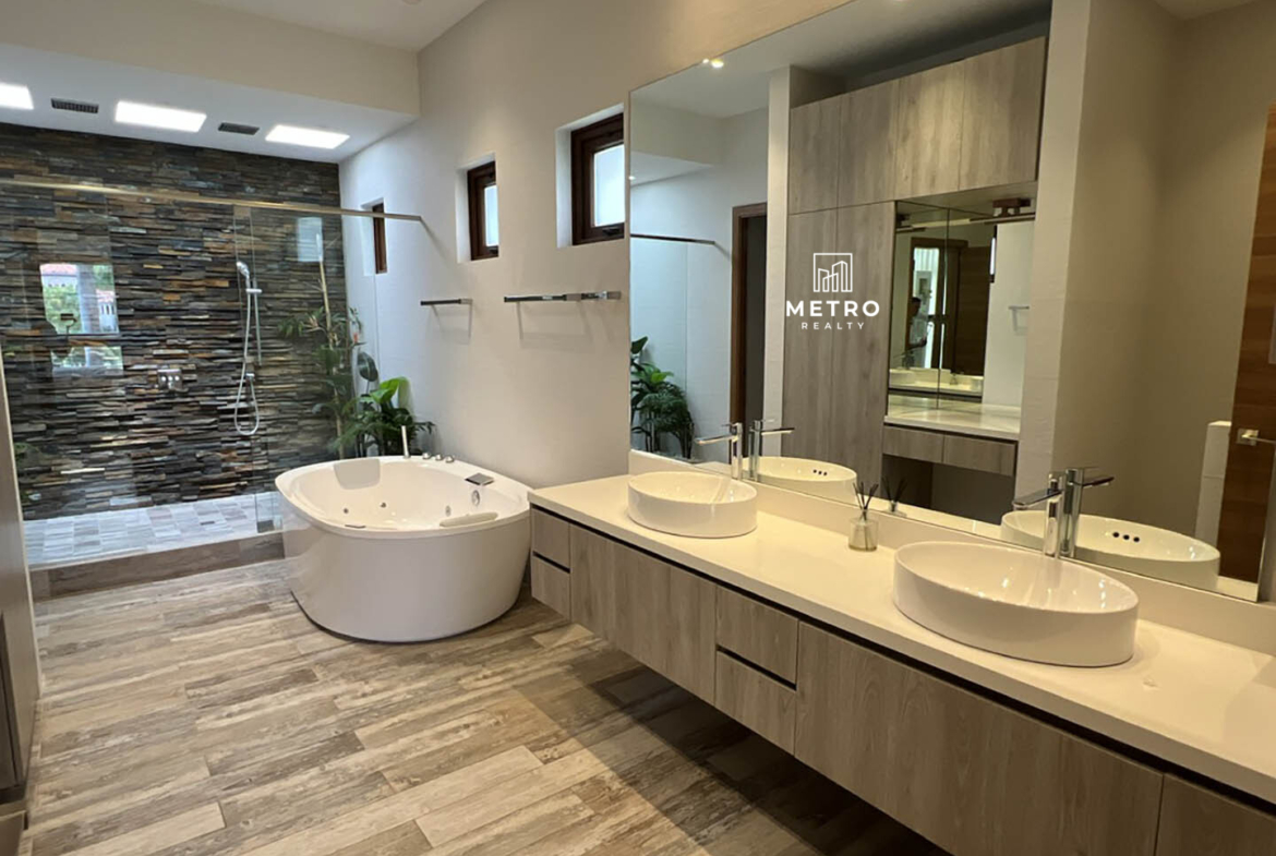 Houses for Sale in the Country of Panama Luxury Bathroom