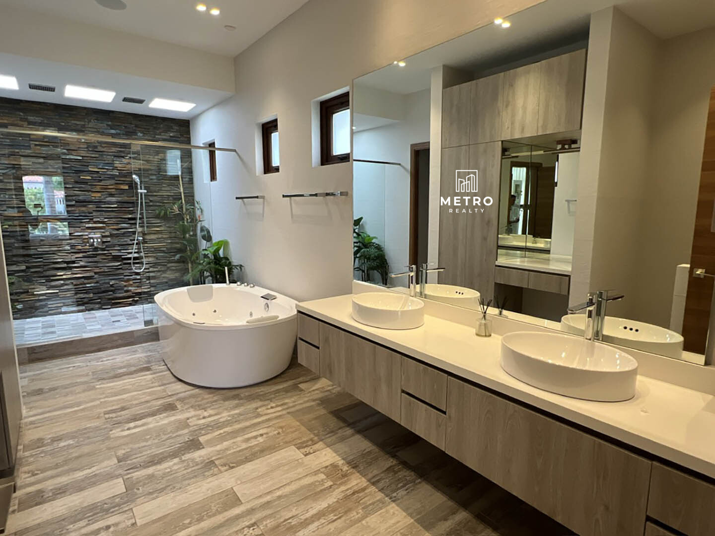 Houses for Sale in the Country of Panama Luxury Bathroom