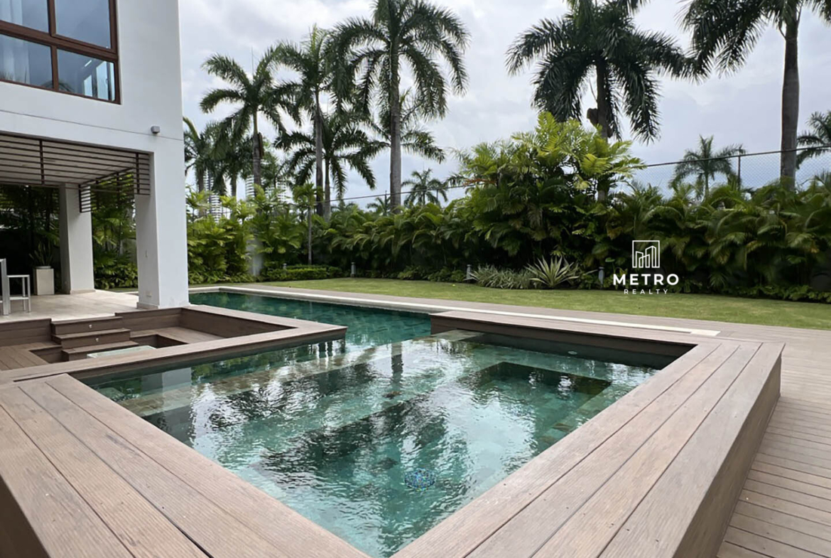 Houses for Sale in the Country of Panama Nice Pool