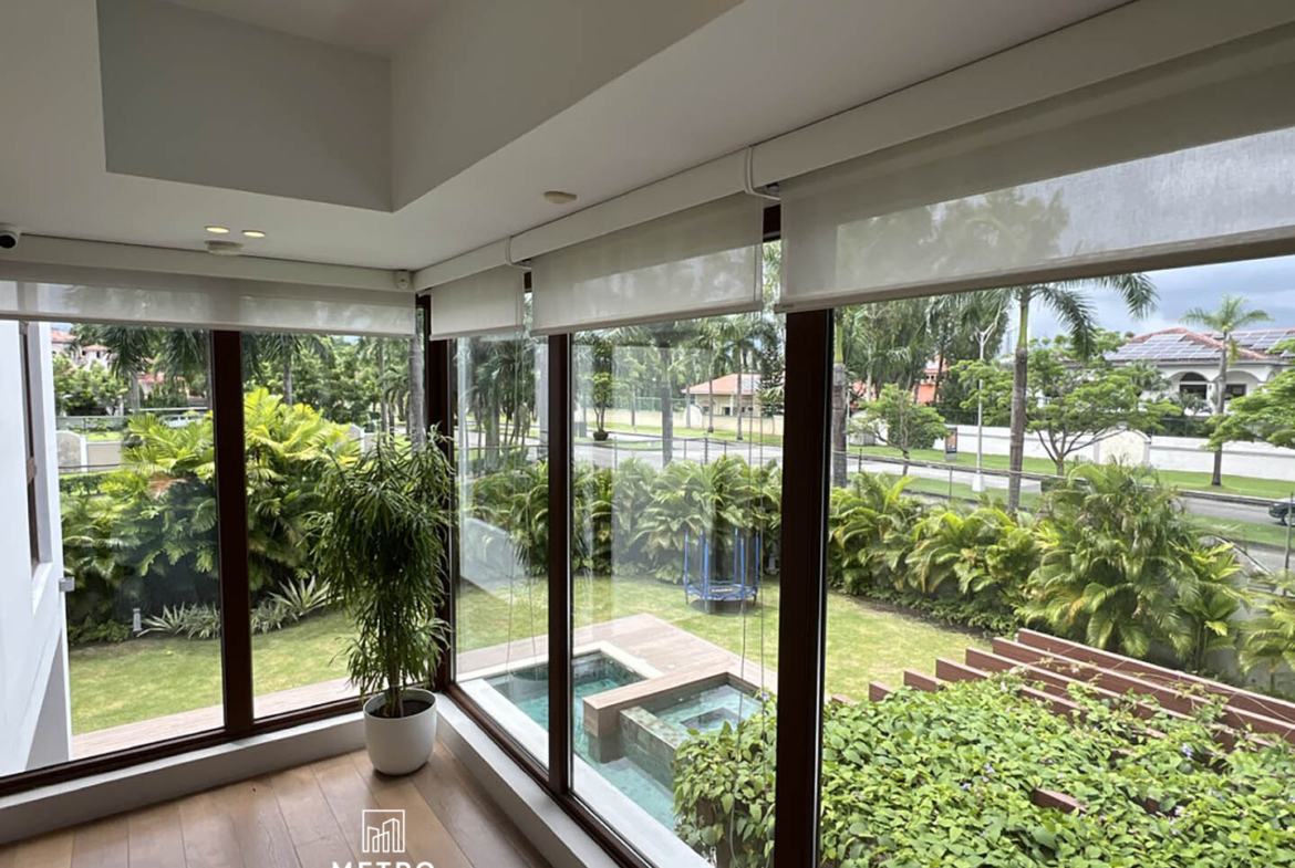 Houses for Sale in the Country of Panama Pool view