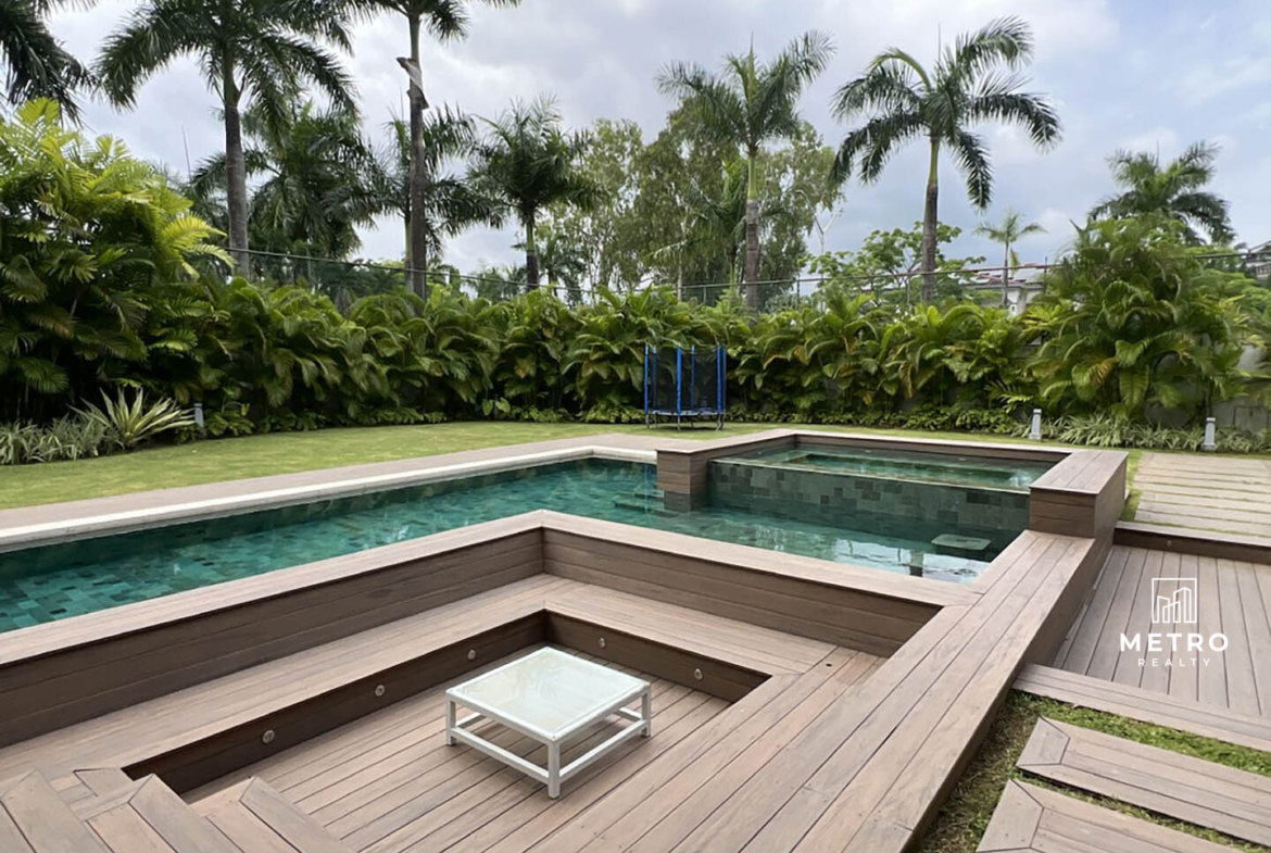 Houses for Sale in the Country of Panama Pool with beautiful garden