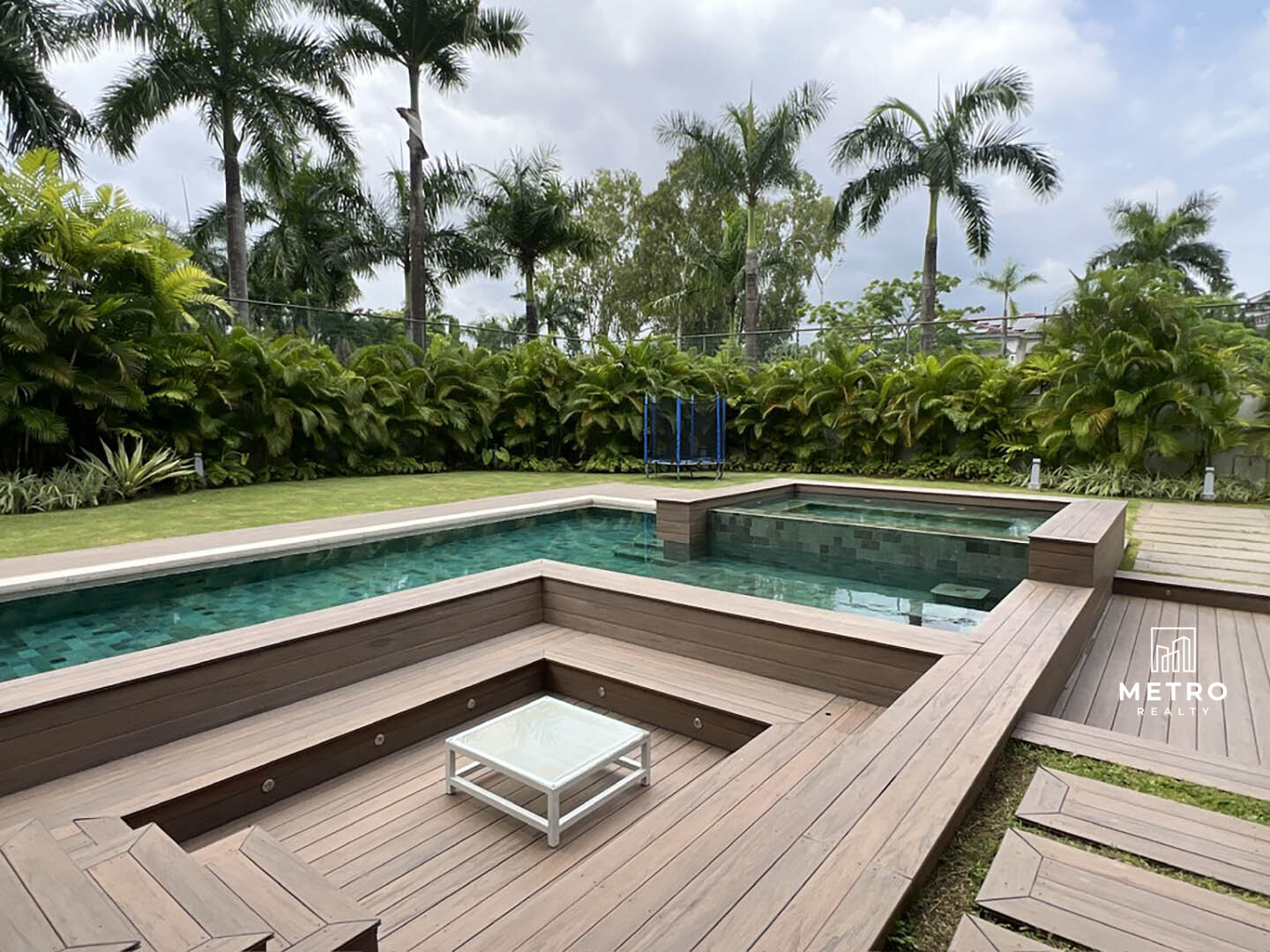Houses for Sale in the Country of Panama Pool with beautiful garden
