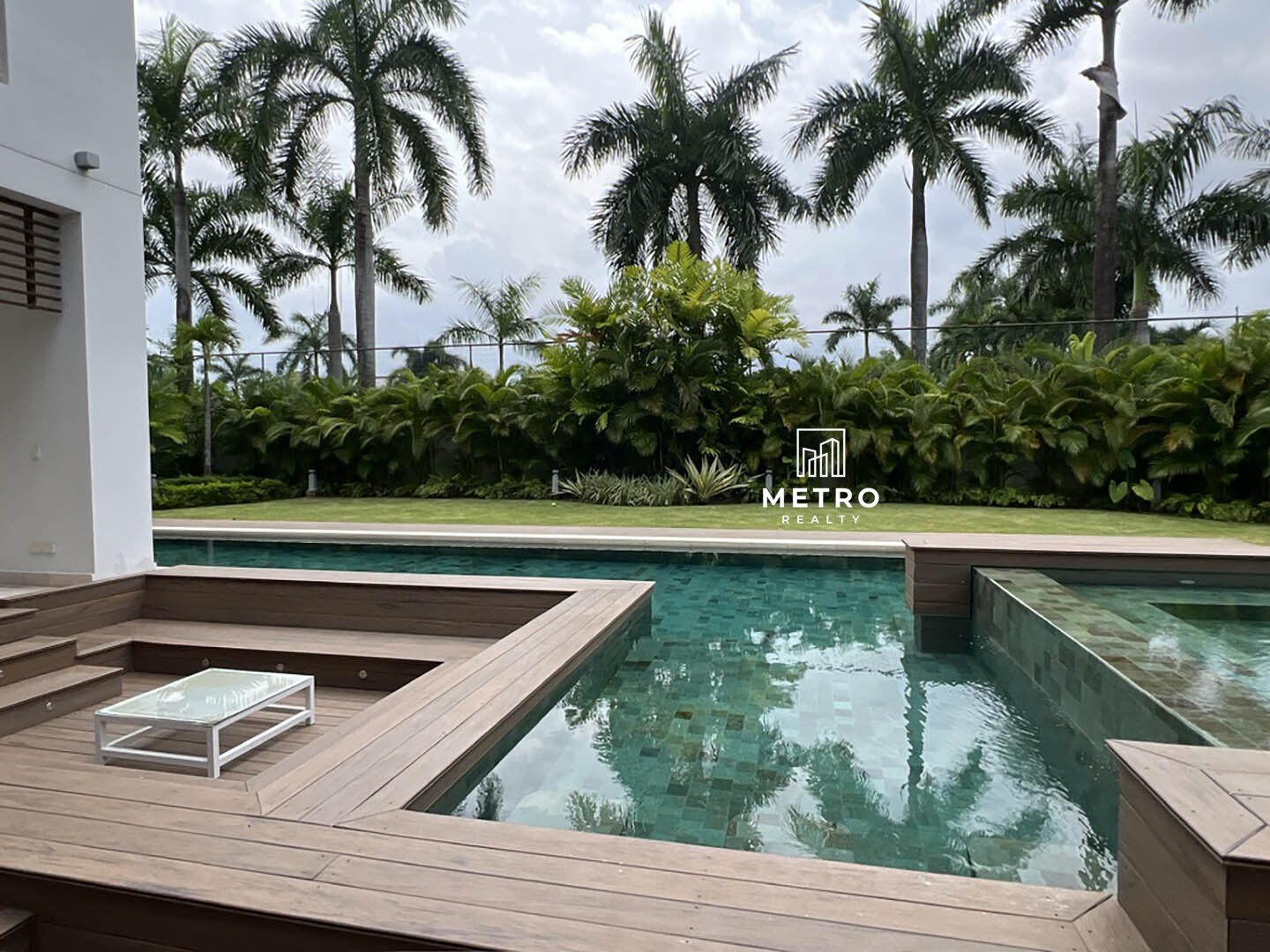 Houses for Sale in the Country of Panama Pool with garden