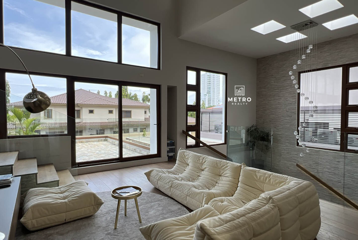 Houses for Sale in the Country of Panama living room with terrace