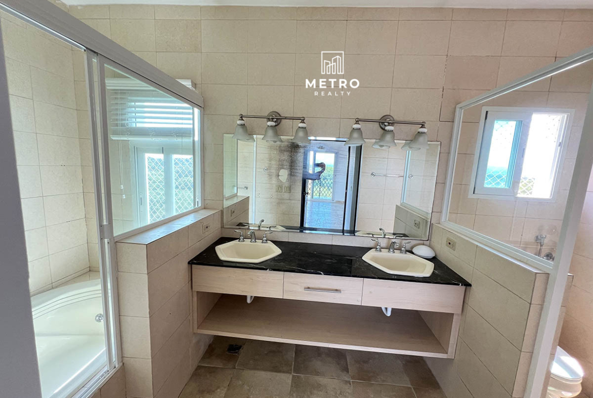 Alcazar Coronado For Sale Bathroom
