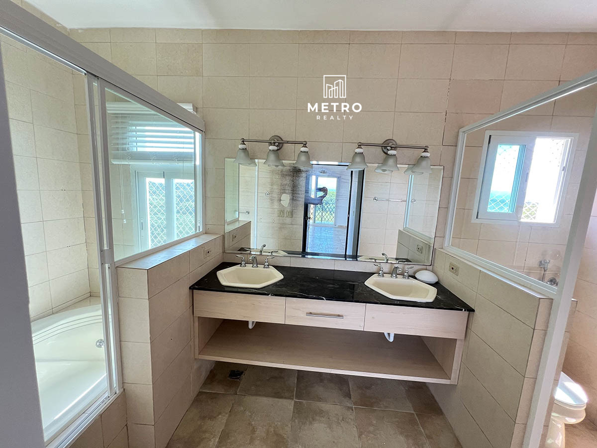 Alcazar Coronado For Sale Bathroom