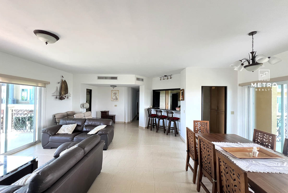Alcazar For Sale Living room