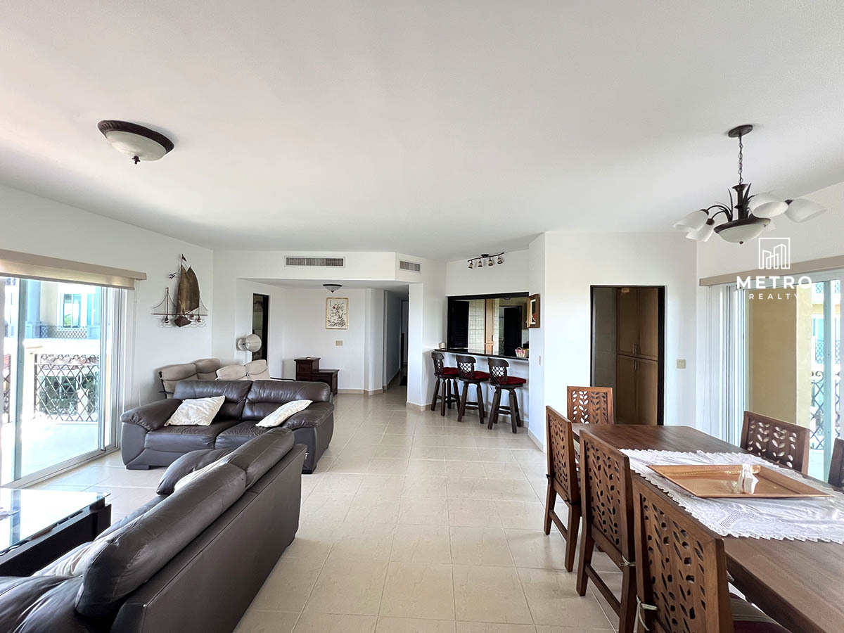 Alcazar For Sale Living room