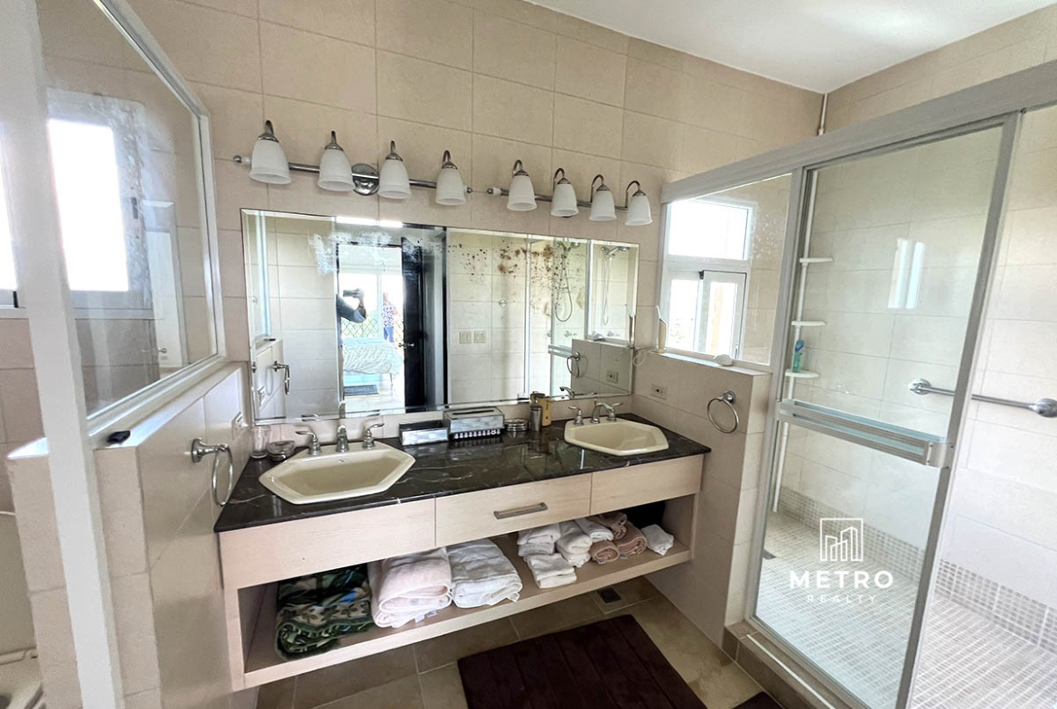 Alcazar For Sale Modern Cozy bathroom