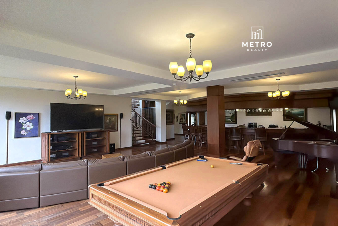 Altos del Maria Panama Real Estate Beautiful Pool Table