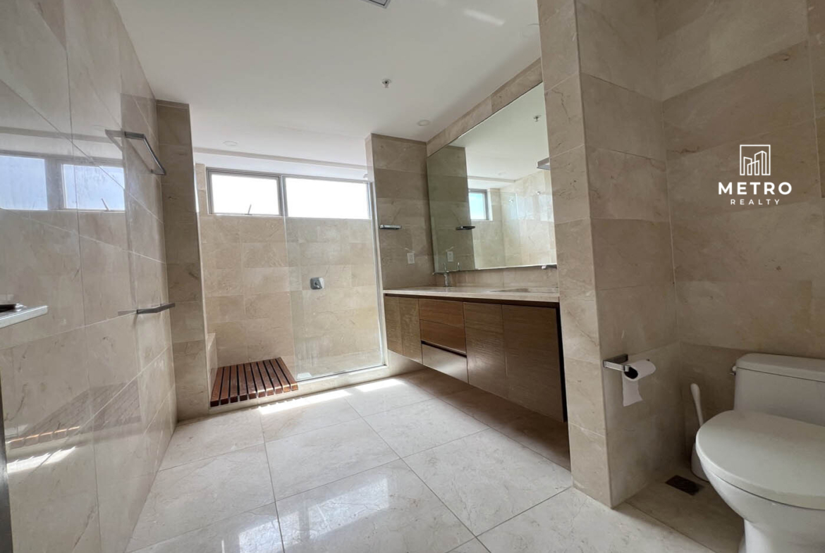 Santa Maria Panama Condo for Sale Bathroom with Shower