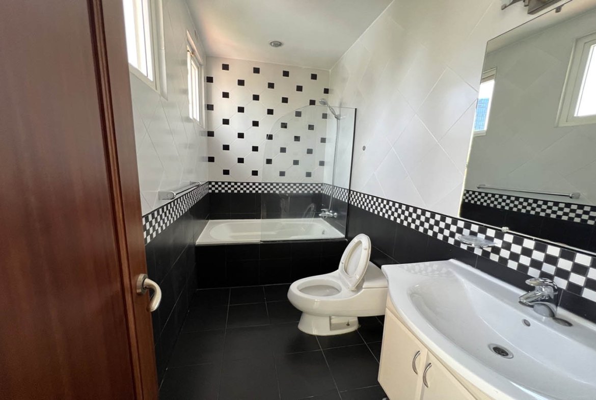 House for Sale Loma Alegre Panama Full Bathroom