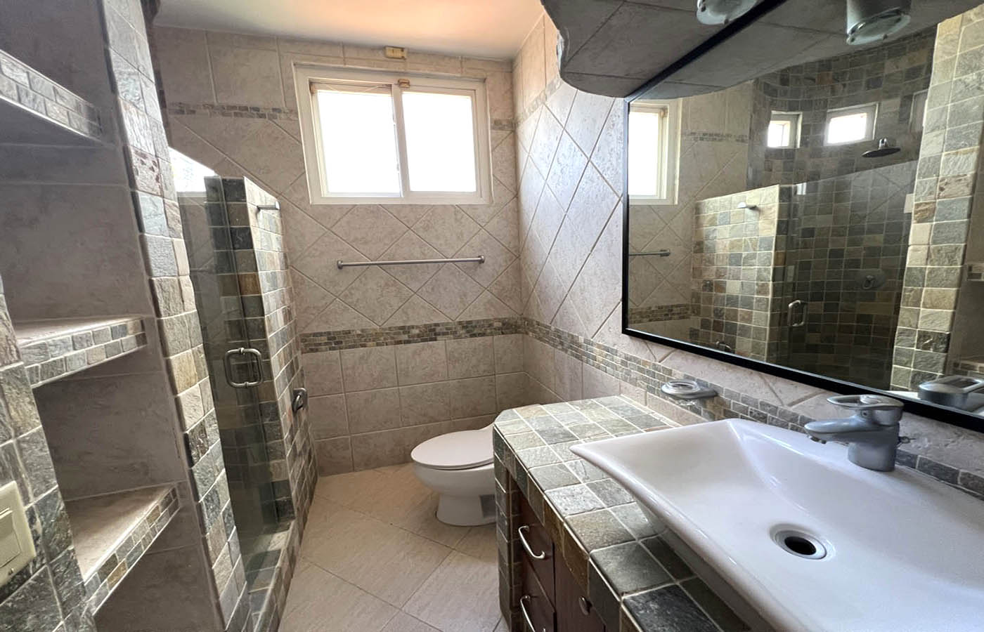 House for Sale Loma Alegre Panama Nice Bathroom