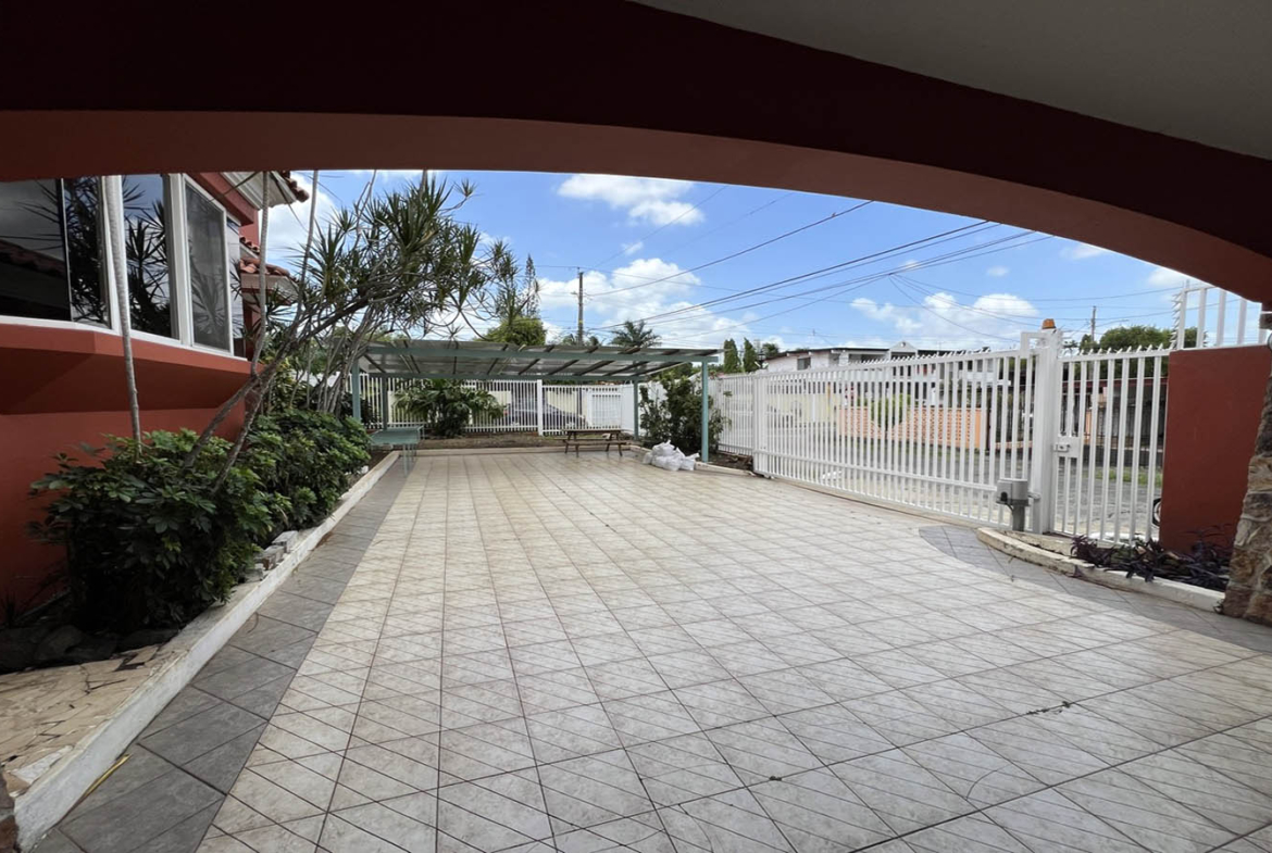 House for Sale Loma Alegre Panama Parking Spaces