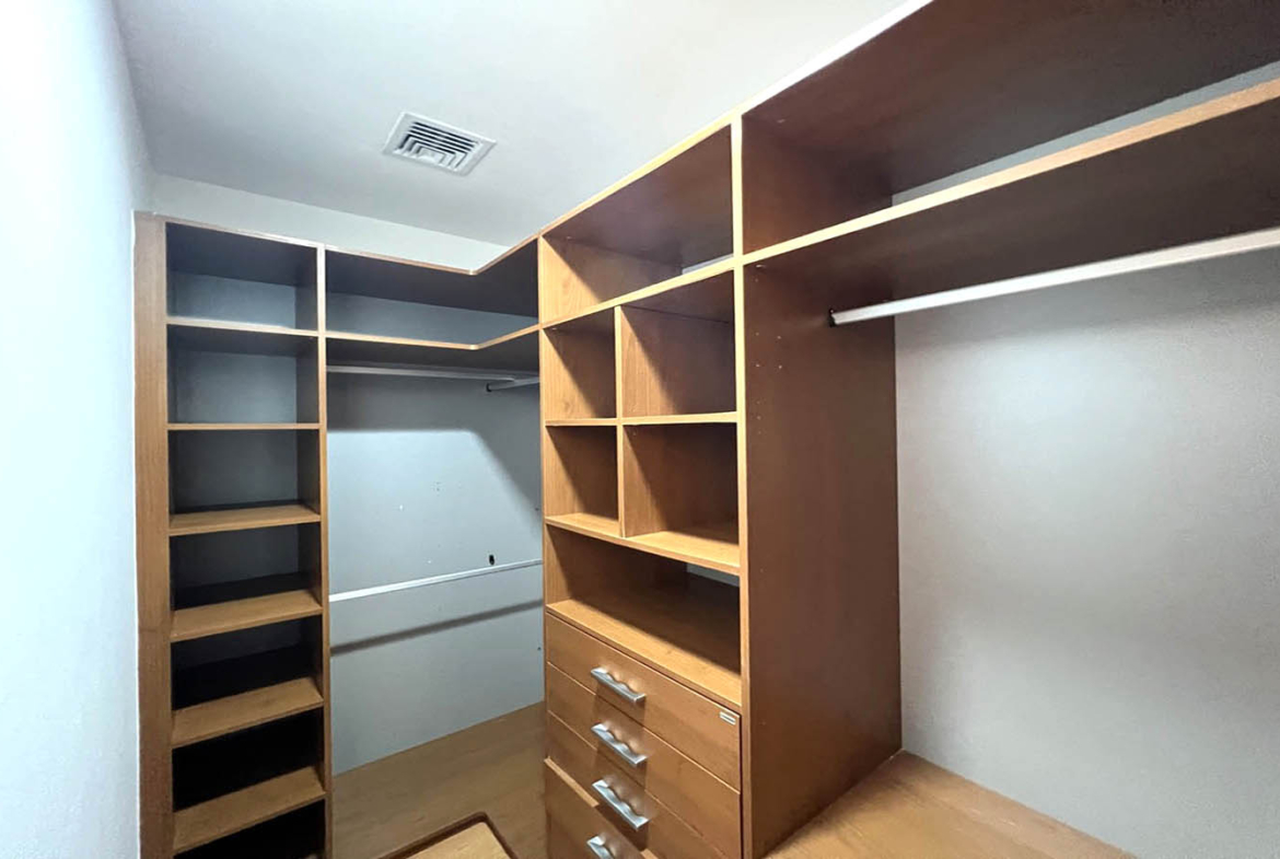 House for Sale Loma Alegre Panama Spacious closet