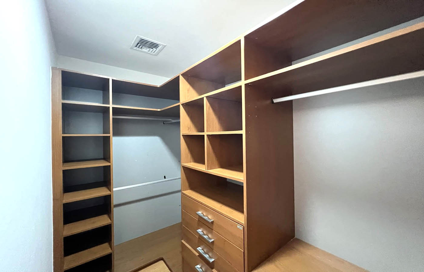 House for Sale Loma Alegre Panama Spacious closet