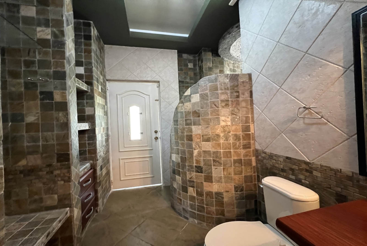 House for Sale Loma Alegre Panama bathroom